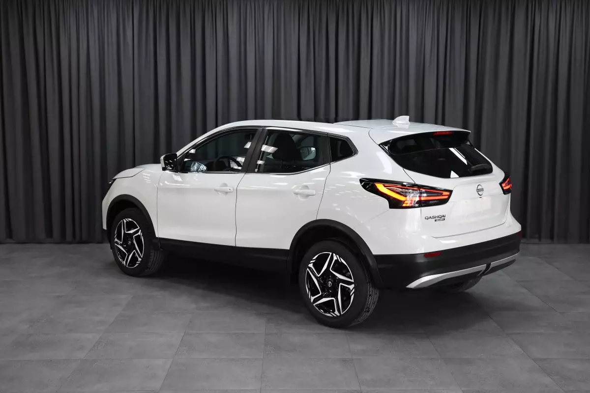 Nissan Qashqai спереди сбоку